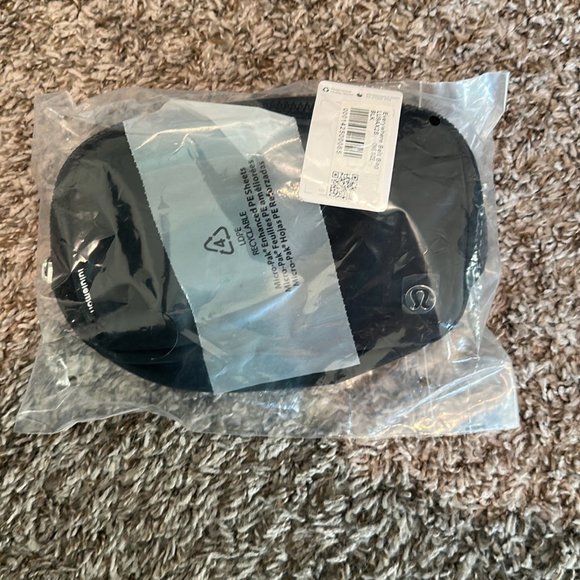 Everywhere Belt Bag 1L black - Picture 2 of 3